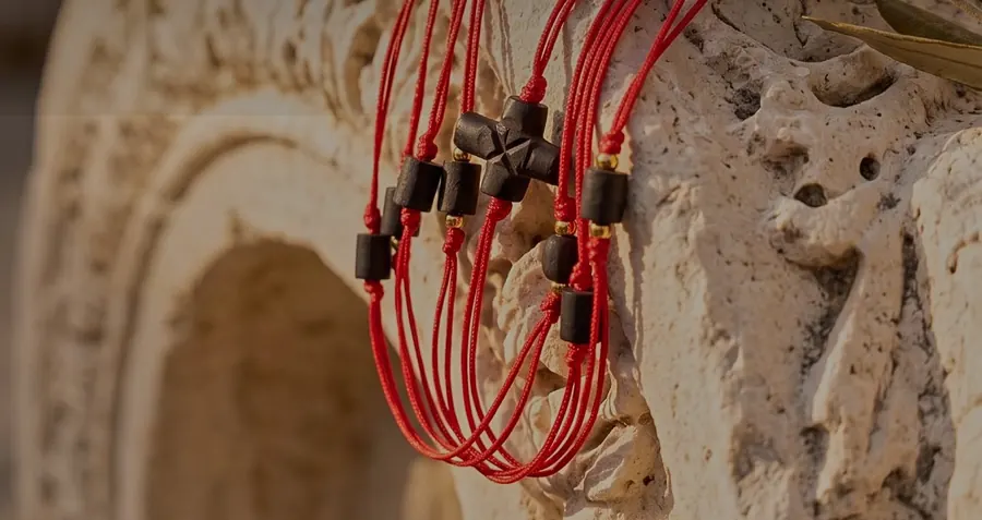 Pulseras de hilo rojo con piedras naturales